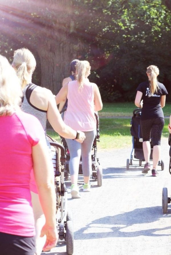 Frauen machen Sport mit dem Kinderwagen